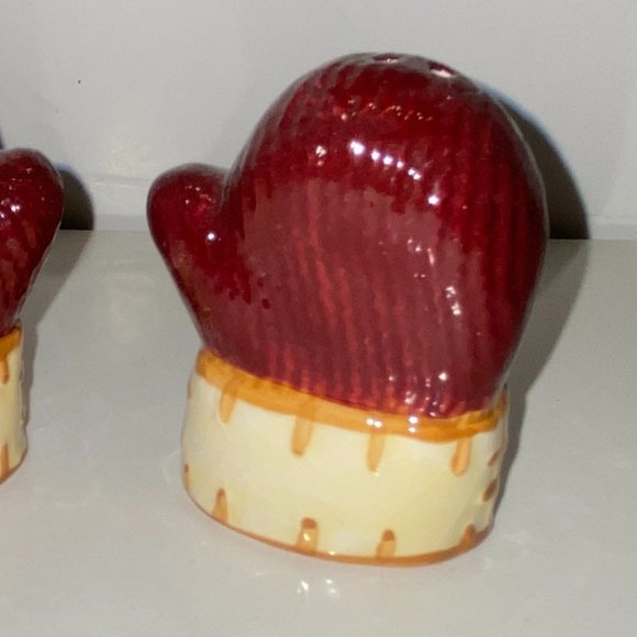 Ceramic Red Mittens Salt and Pepper Shakers Red Winter Christmas Vintage *read* - Picture 3 of 6